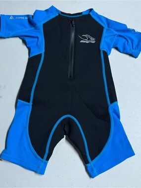 Aqua Sphere Stingray Kids Black and Bright Blue Short Sleeve Wetsuit Front Zip